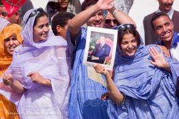 Image du Maroc Professionnelle de  Des femmes du Sahara accueillent SM le Roi Mohammed VI durant son arrivée à Dakhla, Jeudi 1er novembre 2001. Le Roi du Maroc entame une nouvelle visite historique dans les provinces du sud du Maroc comprenant Dakhla et Laayoune. (Photo / Abdeljalil Bounhar) 